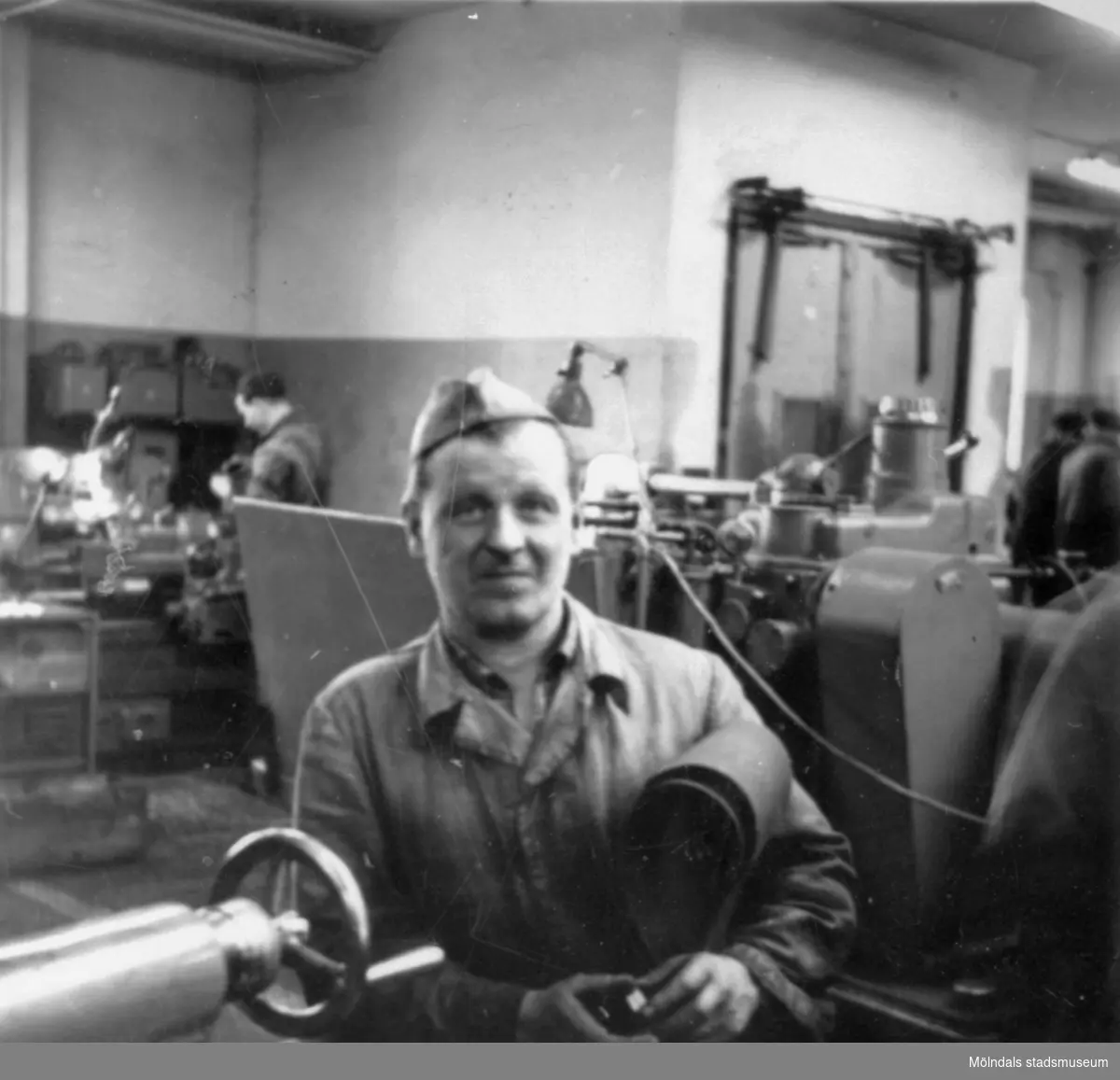 Givarens far Helmer Garthman, står vid en svarv på sin arbetsplats vid API (AB Pumpindustri). Krokslätt, 1950-tal.