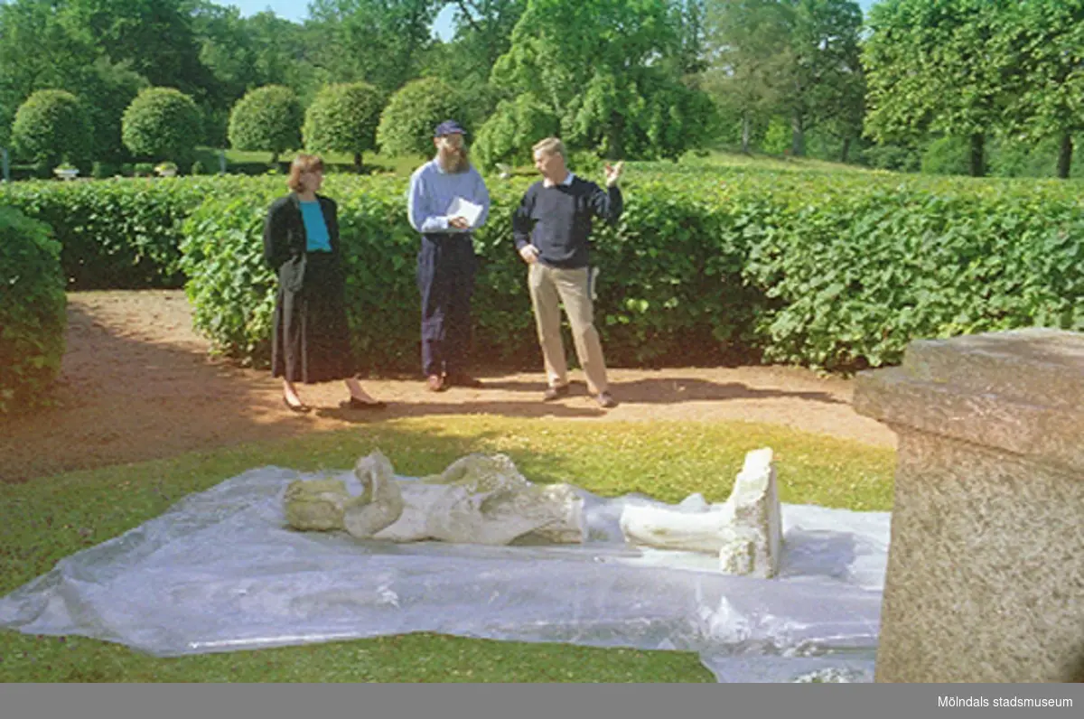 Museichef Mari-Louise Olsson, Antikvarie Lars Gahrn och Kultur- och fritids chef Karl Nordanstad beskådar skadade skulpturer. Dokumentation av sönderslagna skulpturer Bacchus och Flora, Gunnebo slott juni 1993.