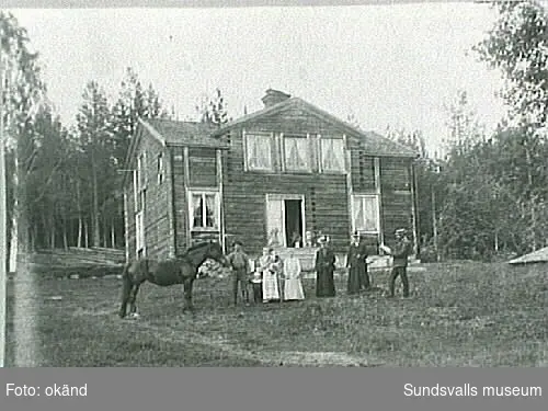 Familjen Jonsson, Huljen, Selånger, med häst framför mangårdsbyggnaden.