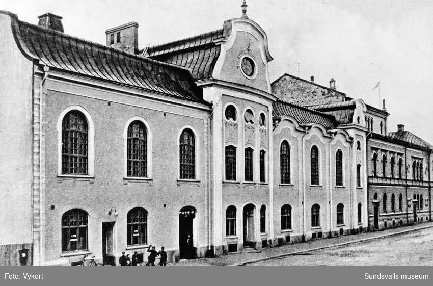 Godtemplarnas ordenshus i kv Kassören på Köpmangatan 9, invigt 1906. Byggnaden inrymde biografen Thule i terassvåningen, med entré i bottenvåningen t. v. Thulebio hade filialer i ordenshusen runt om i socknarna. Stora salongen i Ordenshuset byggdes senare om till biograf, Konsertbiografen.
