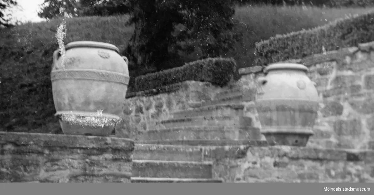 Två urnor ståendes på trappavsatser utanför Gunnebo slott. Bilden är tagen av trädgårdsarkitekter som var på besök 1941.