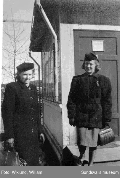 Poststationen i Svartvik vid dåvarande Riks13 nu E4. Astrid Jensen och anna-Lisa Wiklund
