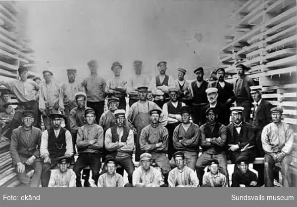 Arbetspersonal vid Heffners sågverk vid 1900-talets början. Andre mannen från höger , sittande, är faktor Manne Nordin och mannen stående åt höger är troligen faktor Eriksson