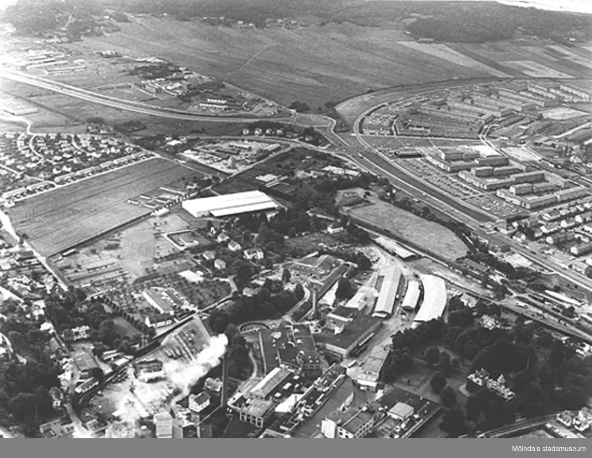 Flygfoto över Papyrus i förgrunden 1970. Åbro industriområde och Åbyområdet ses i bakgrunden. Yngeredsfors äppelodlingar och Forsåker till vänster i bild.