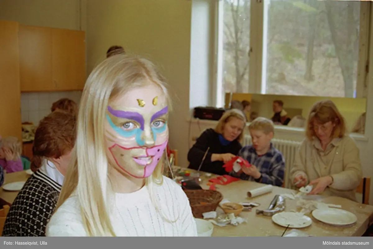 Familjesöndag på Mölndals museum under utställningen "Krinoliner och kortkort".
 Barn blev fantasifullt sminkade och tillverkade egna masker.