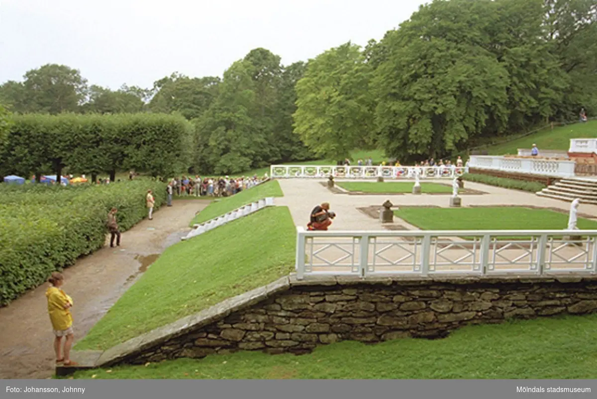 Publik som inväntar kungens och drottningens besök på Gunnebo slott, 1997-08-27.