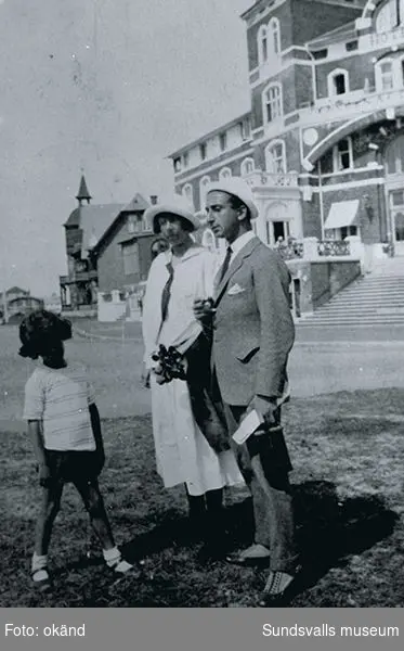Iván Grünewald med föräldrarna Sigrid Hjertén och Isaac Grünewald i Fanö, Danmark, sommaren 1918.