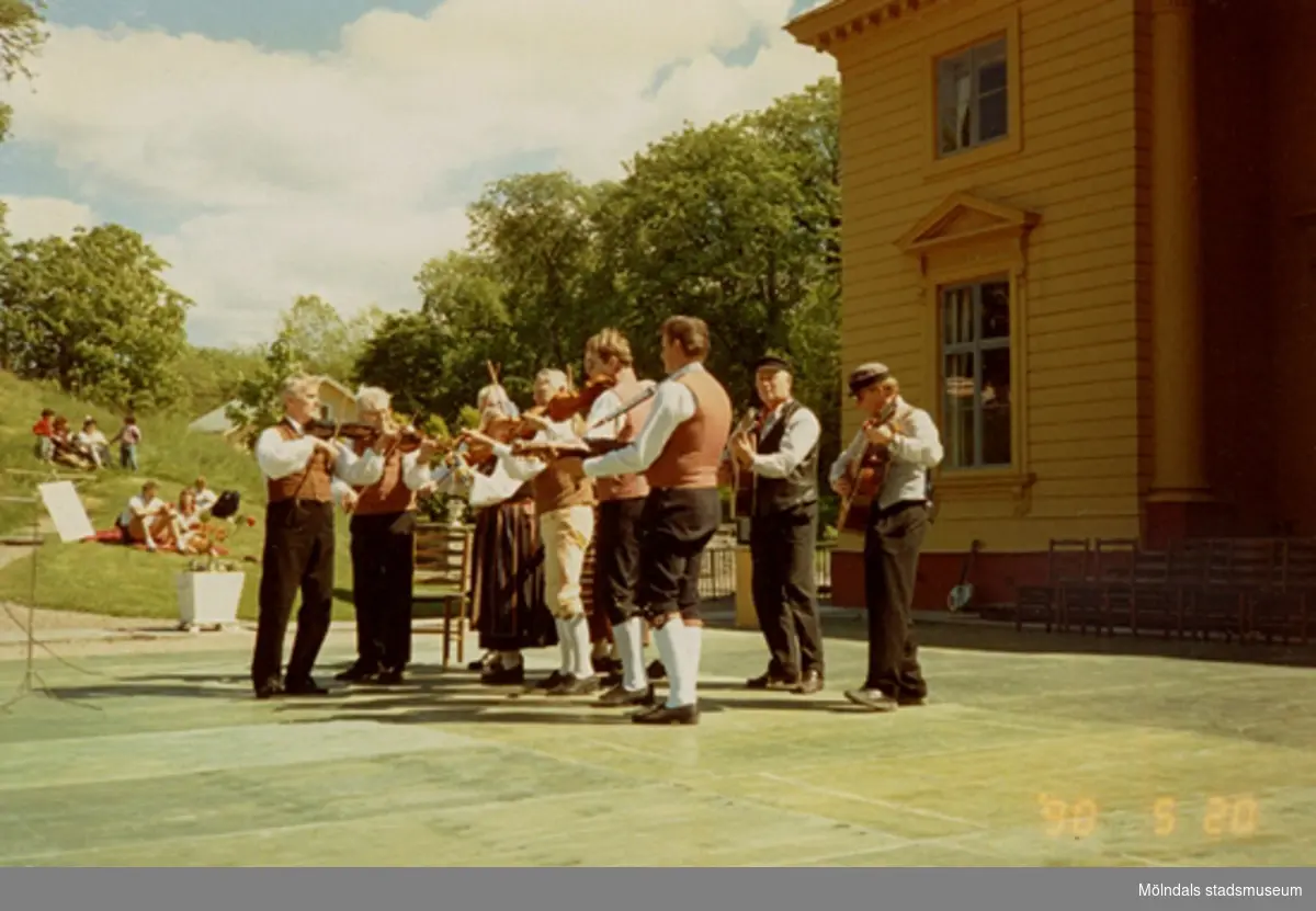 Ett folkdanslag uppträder inför publik utanför Gunnebo slott, maj 1990.