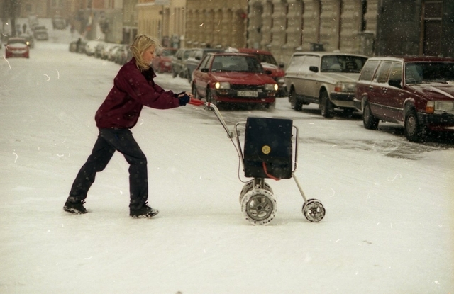 Brevbärare Susanne Tenggren vid Stockholm 17 delar ut post på
Timmermansgatan en snöig dag i januari