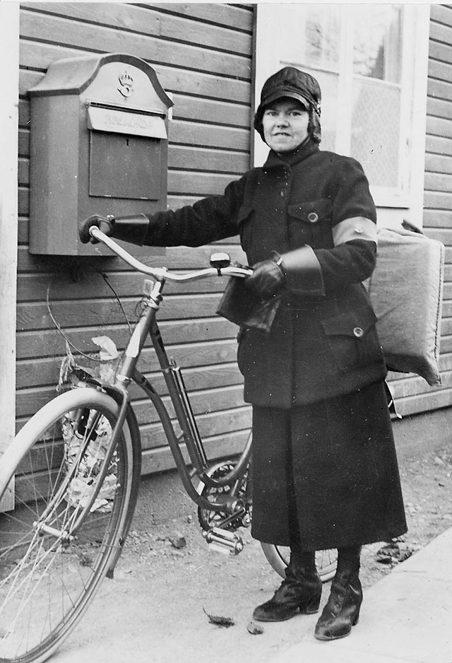 Utanför poststationen i Upplandsbodarne omkring 1940.