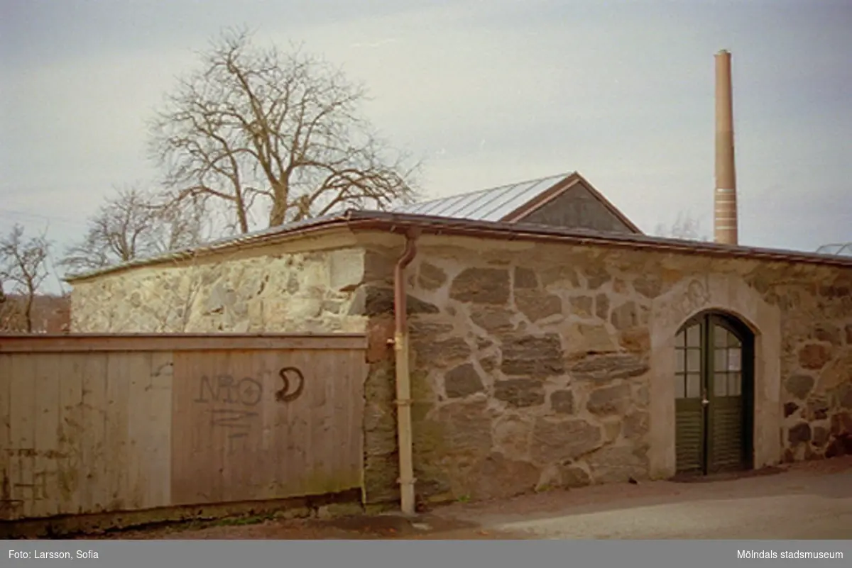Handpappersbrukets entré till stenladan på Norra Forsåkersgatan 4. Staketet på husets vänstra sida avskiljer mot Papyrusområdet, 2002-03-15.
