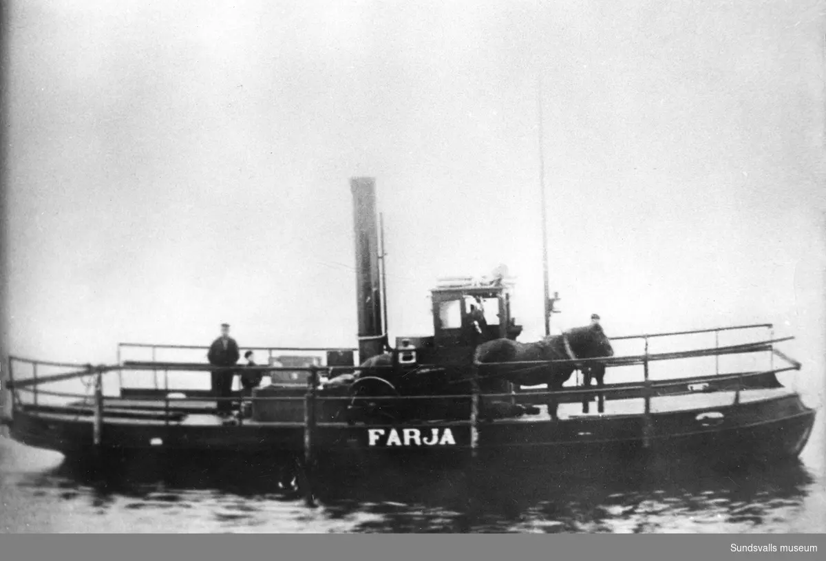 Den första Alnö-färjan, som kom i drift 1913. Den byggdes på Linderbergs Verkstad i Sundsvall.