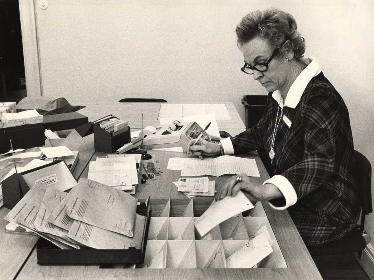 Ingrid Uggeldahl jobbar i den s.k. förslagningen där alla kuvert
räknas och öppnas. Materialet sorteras och kontrollsummeras.