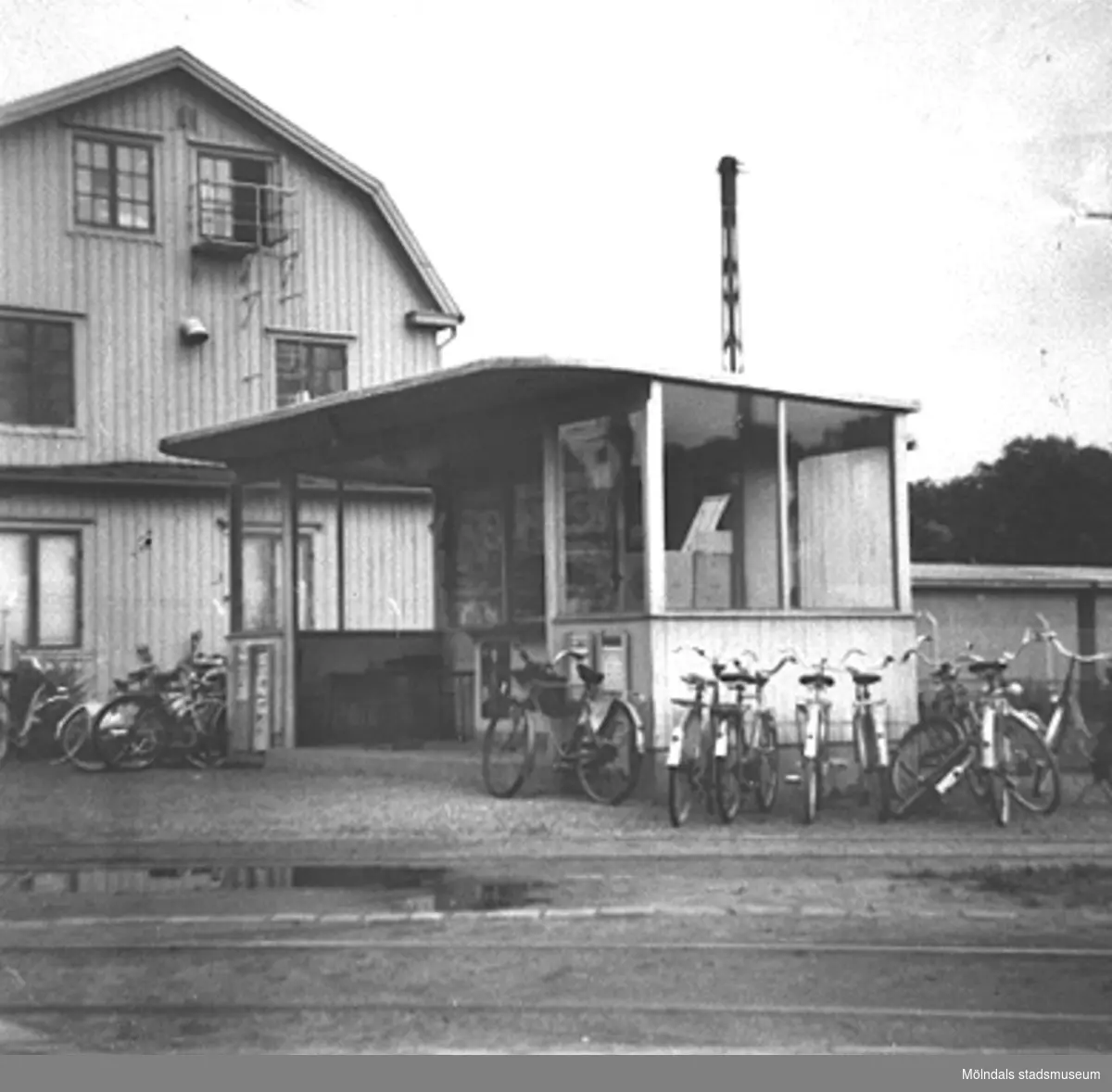Vändslingan i Mölndals bro, 1940-talet. Parkerade cyklar står uppställda vid busskuren.