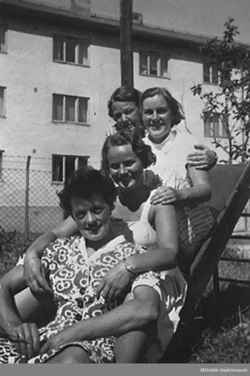 Föreståndare Gunnel Kullenberg, bitr. föreståndare Margit Emilsson (gift Wannerberg -52), förskollärarna Ingrid Andelius (gift Svedenbrandt) och Pierrette Petèr (gift Göhluer) och barnskötaren Ruth Carlsson (gift Karlsson) sittande i en rutschkana. Krokslätts daghem, Dalhemsgatan 7 i Krokslätt, 1948 - 1951.

"Vi fyra tjänstgjorde i den s.k. "Villan" som hade två avdelningar, två lärare på varje avdelning. Man arbetade 6 dagar i veckan, måndag till lördag.
I huvudbyggnaden på andra våningen fanns personalbostad att hyra. Dit inbjöds våra vänner till party, även blivande fästmän. Ingrid träffade sin man där.
Jag sammanförde också Pierrette och Åke som sedan gifte sig. Jag blev gudmor till deras dotter Christine, född 1957." / Margit Wannerberg.