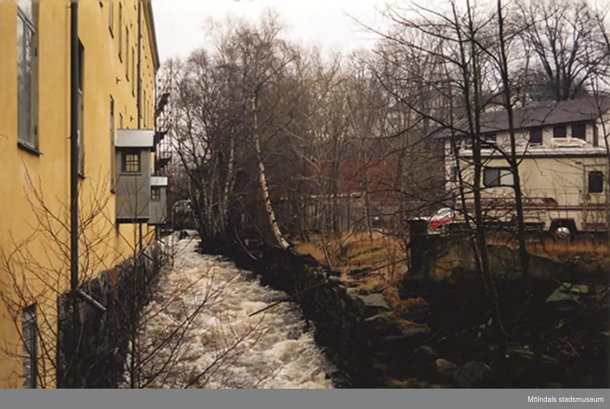 Mölndalsfallen/Forsen mellan "Strumpan" (till vänster) och Brända tomten (till höger) i Mölndals Kvarnby, år 2000.