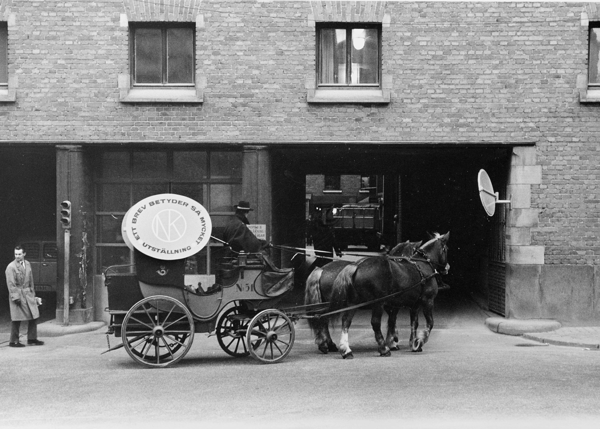 Hästdiligens, från Postmuseum, kör in till postgården till
postkontoret Stockholm 1, under en av postturerna från NK.