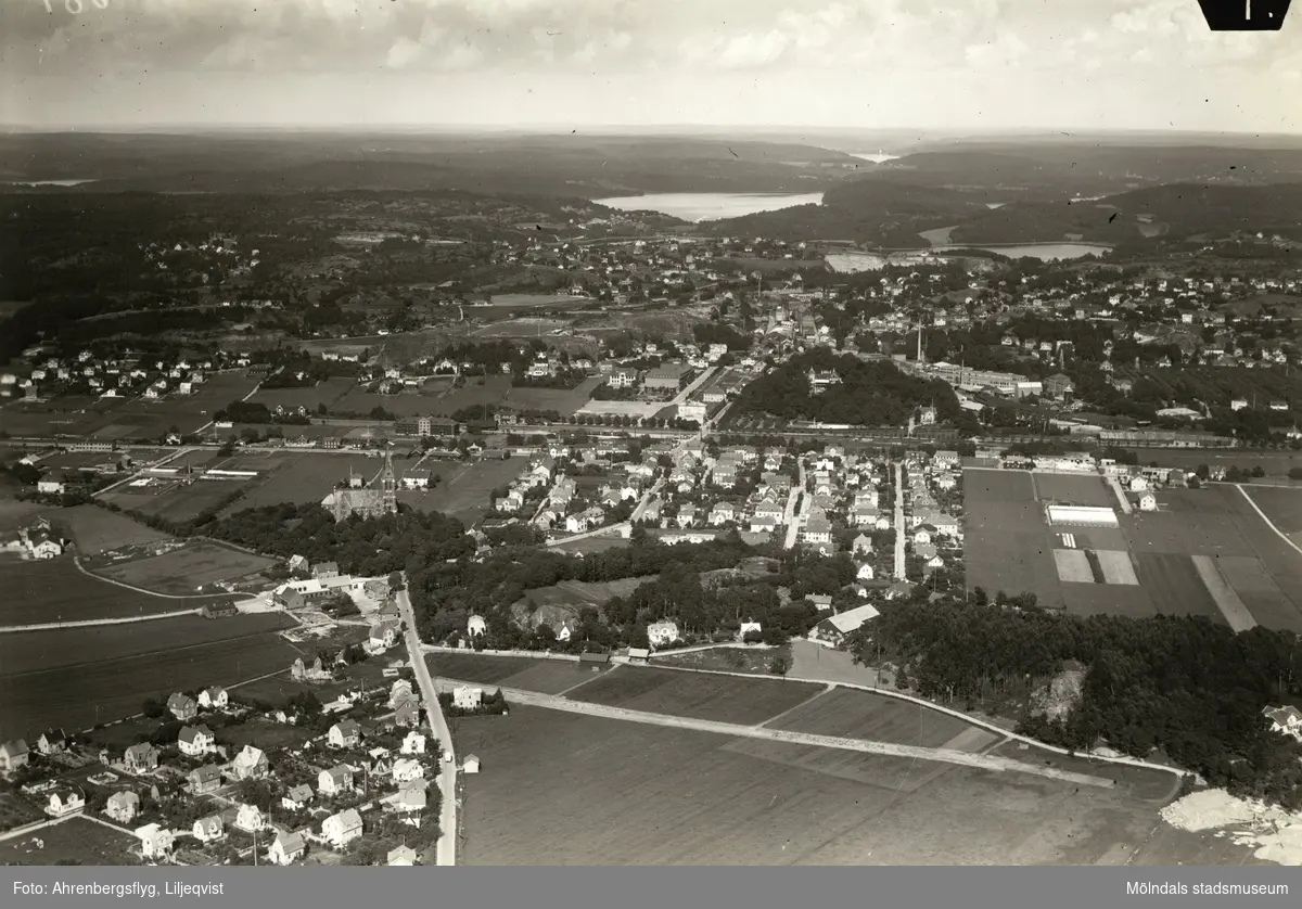 Flygfoto över Solängen, Fässbergs kyrka, Mölndalsbrområdet och Östra Mölndal, 28 april 1942. I höger bildkant, ungefär i mitten, syns Yngeredsfors trädgård. I bakgrunden skymtar Stensjön och Rådasjön. 
Det finns tre olika stämplar bak på fotografiet.
Blå stämpel:
"AHRENBERGSFLYG
 COPYRIGHT
 Foto: LILJEQVIST"

Röd stämpel:
"FÖRSVARSSTABEN
 28. APR. 1942
 Granskad och förbjuden för för-
 säljning, saluhållning och utdel-
 ning jämlikt Kungl. Kungörelsen 
 den 31. augusti 1940 (nr 802).
 ...
 Granskare"

Lila stämpel:
"Detta fotografi, n:r C1013, får,
 vid laga påföljd, icke utan särskilt
 tillstånd reproduceras.
 A/B FLYGTRAFIK. "