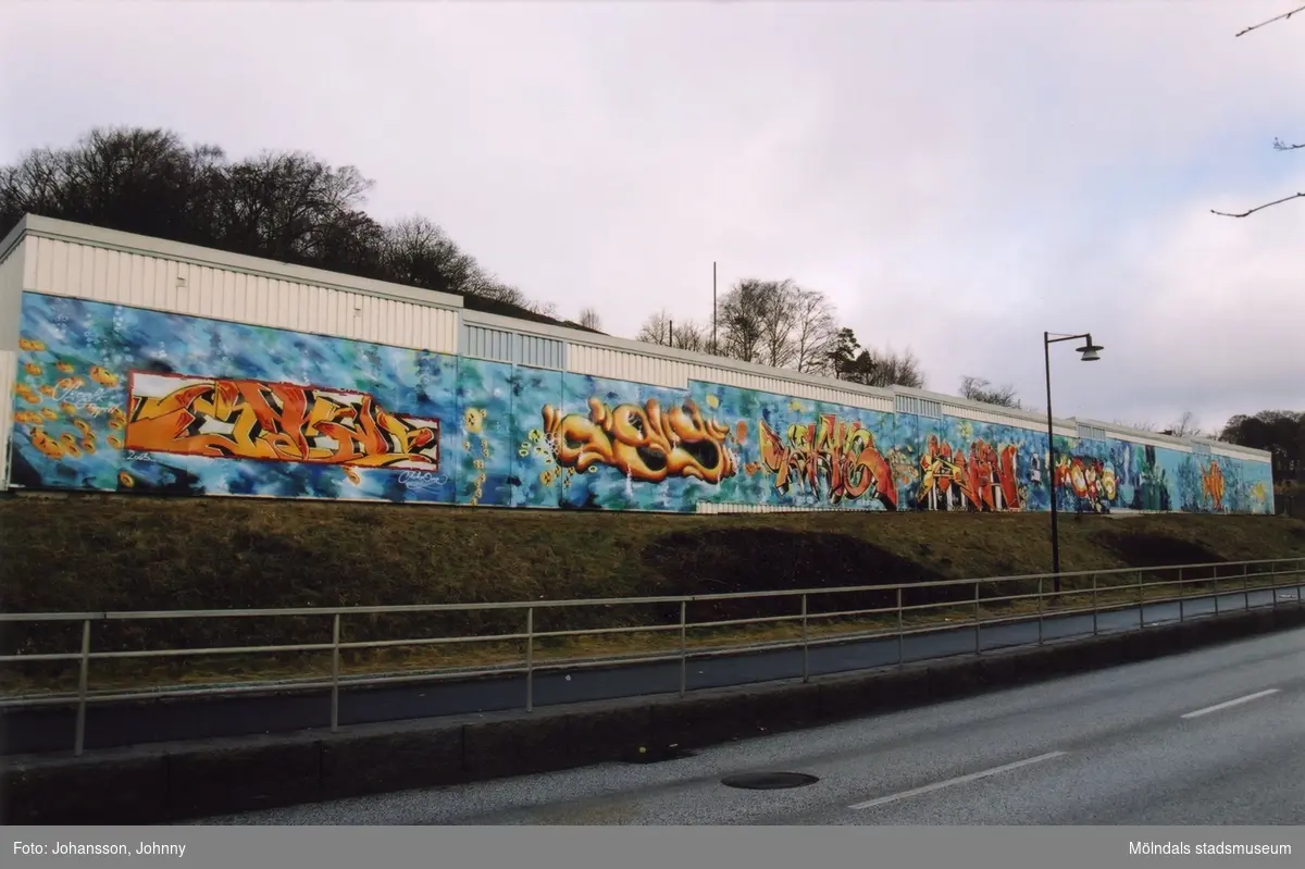 Graffiti längs Kvarnbygatan i Mölndal, år 2003.