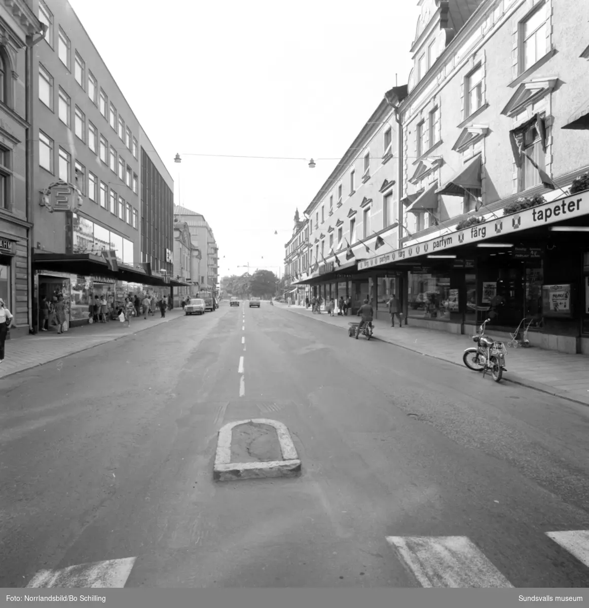 Bilder från Storgatan mellan torget och Skolhusallén. Epa, gamla muséet, Sundsvallsbanken.