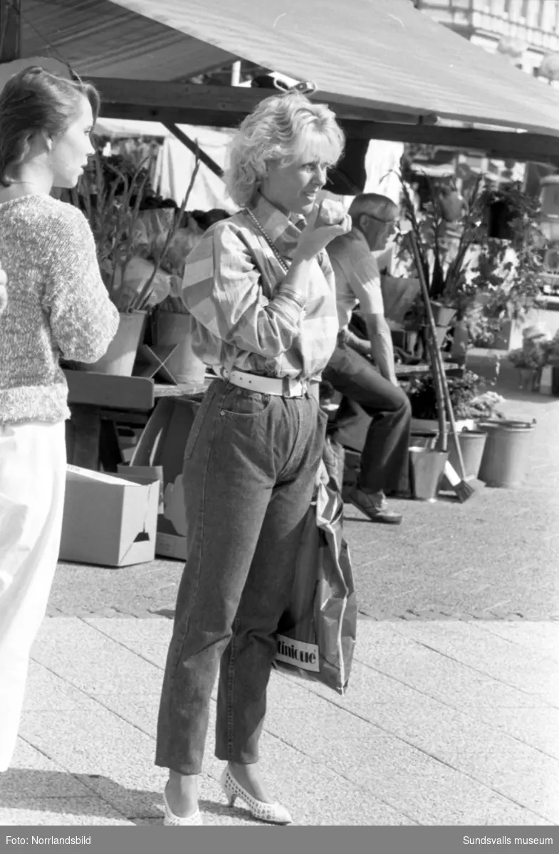 Mycket folk rör sig i centrala Sundsvall en augustidag 1984. Bland annat ett gäng killar som framför streetdance.