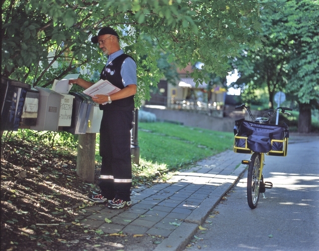 Bilden är tagen med anledning av Postens nya organisation med nya
uniformer, brevlådor, cyklar, serviceställen, kassaservice mm.