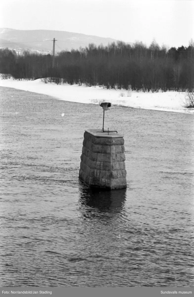En Stödekeps placerad på en gammal bropelare i Ljungan, Stöde.