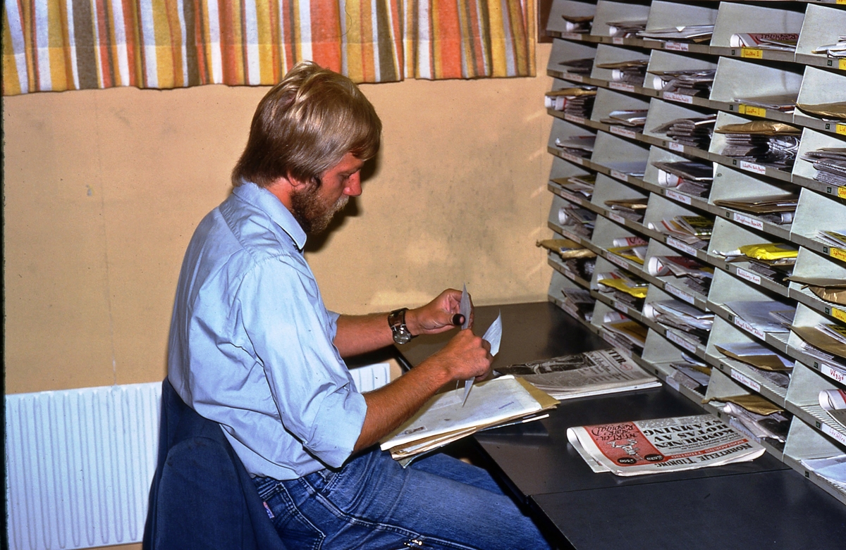 Mikael Mattsson sitter vid sorteringsfacken på brevbärarexpeditionen Olsborgsvägen i Vallentuna.