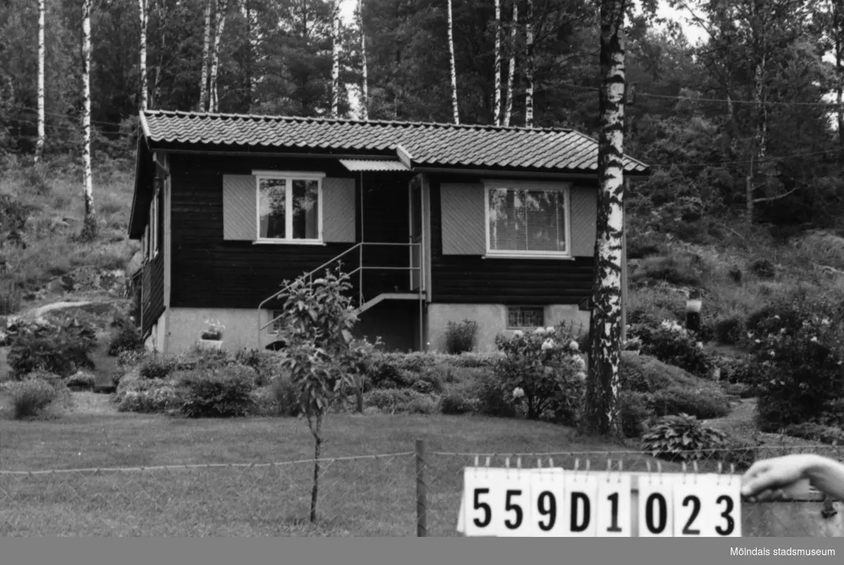 Byggnadsinventering i Lindome 1968. Långås 1:22.
Hus nr: 559D1023.
Benämning: fritidshus.
Kvalitet: god.
Material: trä.
Tillfartsväg: framkomlig.
Renhållning: soptömning.