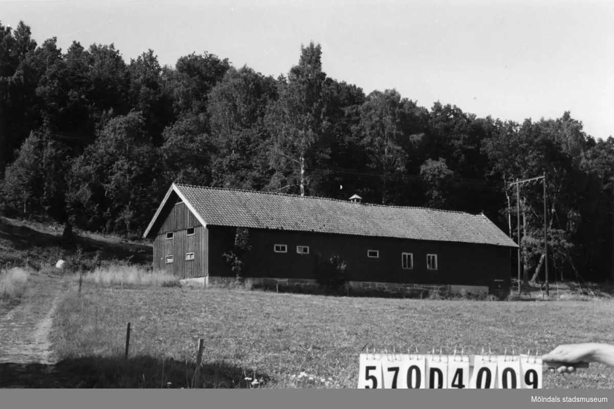 Byggnadsinventering i Lindome 1968. Annestorp 3:6.
Hus nr: 570D4009.
Benämning: ladugård.
Kvalitet: god.
Material: trä.
Tillfartsväg: framkomlig.
