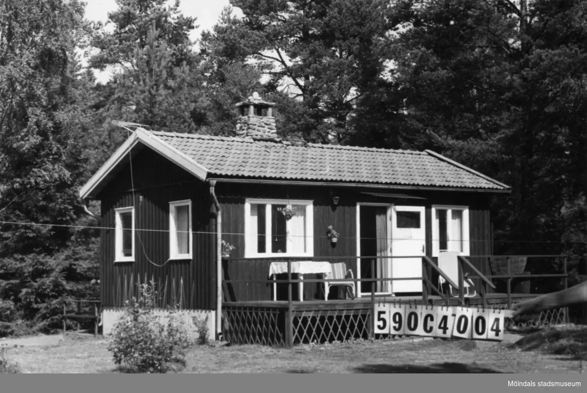 Byggnadsinventering i Lindome 1968. Torvmossared 1:25.
Hus nr: 590C4004.
Benämning: fritidshus, gäststuga och redskapsbod.
Kvalitet: god.
Material: trä.
Tillfartsväg: framkomlig.