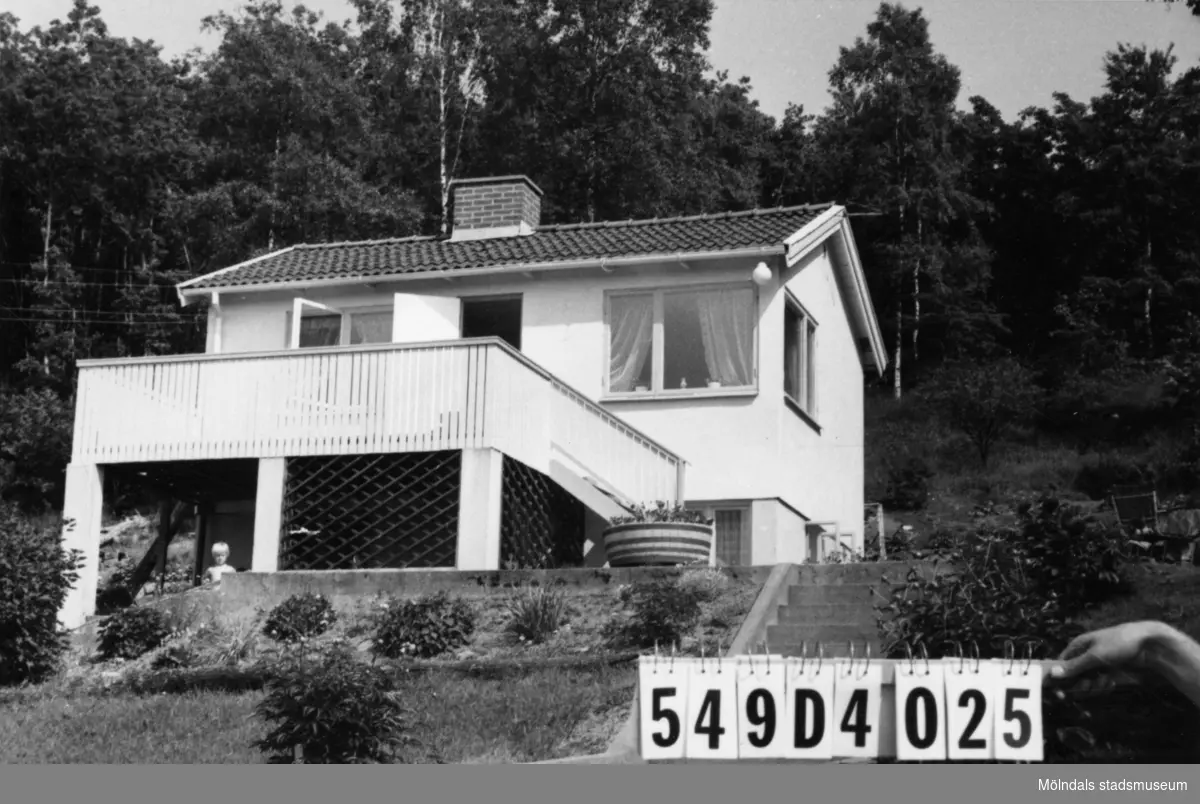 Byggnadsinventering i Lindome 1968. Hällesås 1:38.
Hus nr: 549D4025.
Benämning: fritidshus.
Kvalitet: god.
Material: sten, puts.
Övrigt: dålig placering i naturen.
Tillfartsväg: framkomlig.
Renhållning: soptömning.