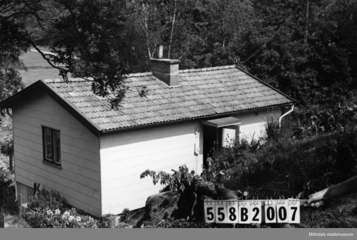 Byggnadsinventering i Lindome, juli 1968. Kimmersbo 1:17.
Hus nr: 558B2007.
Benämning: fritidshus.
Kvalitet: god.
Material: eternit.
Tillfartsväg: framkomlig.