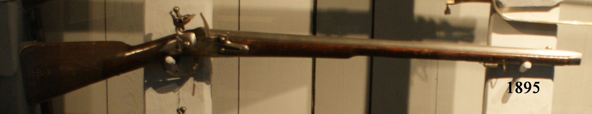 Musköt, 1725 års modell. Flintlås, slätborrad, utan bajonett. Märkt: "I.F. 93". Kolven av trä, pipa och mekanism av stål. Beslagen av metall. Pipan troligen en avkortad m/1725 (se Nr 1853).
Pipanslängd 800 mm.
