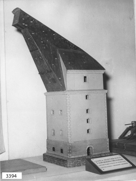 Modell av gamla mastkranen å nya varvet i Karlskrona. Modell av trä.