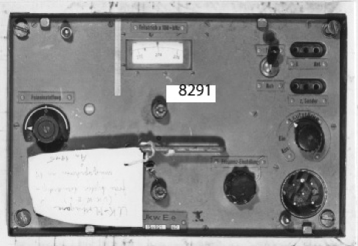 Mottagare, UK-, typ UKWEe. Inbyggd i ett plåthölje. På översidan rattar, strömbrytare, uttag för antenn, hörtelefon m.m. Svart- och grönmålad. Märkt: UKWEe Nr 154921 40.