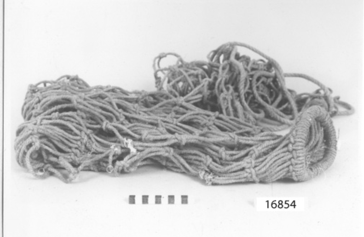 Nät av lina, 4 mm diameter, s-tvinnat som är tillverkat med råbandsknopar 80 mm mellanrum (maskornas storlek). I botten är linorna fästade samman till en ring, i övre kanten hålls de samman av något grövre lina som fungerar som en dragsko.