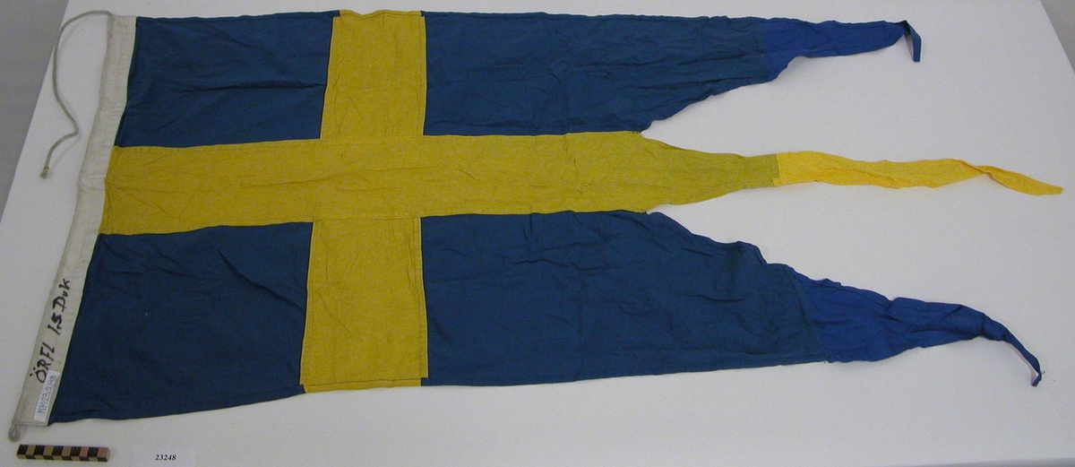 Örlogsflagga, svensk, 1,5 duks, tretungad. Tre nya tungor har sytts på.