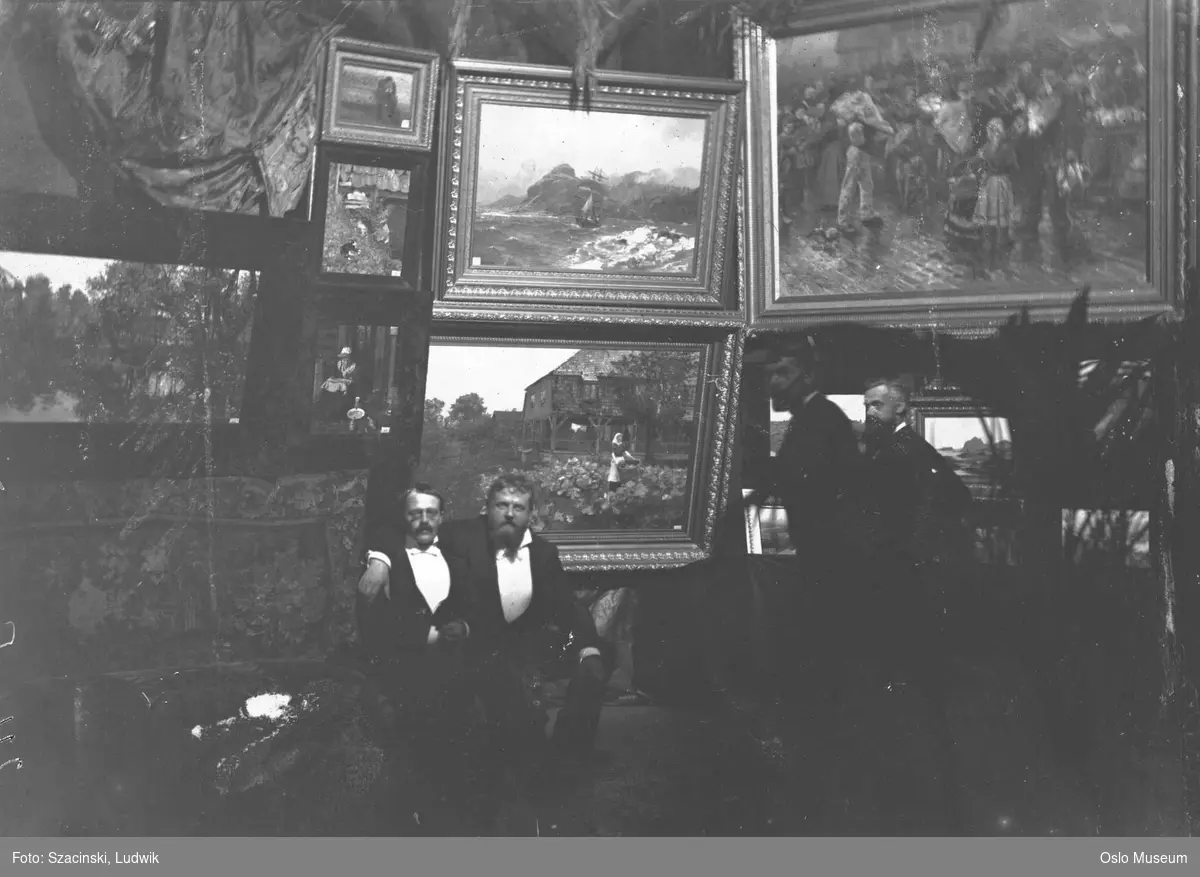 Kunst-Udstilling i Kristiania 1882 (Den første Høstutstillingen) i Det Norske Studentersamfund, 1882, interiør, utstillingslokale, kunstutstilling, malerier, menn, kunstmalere