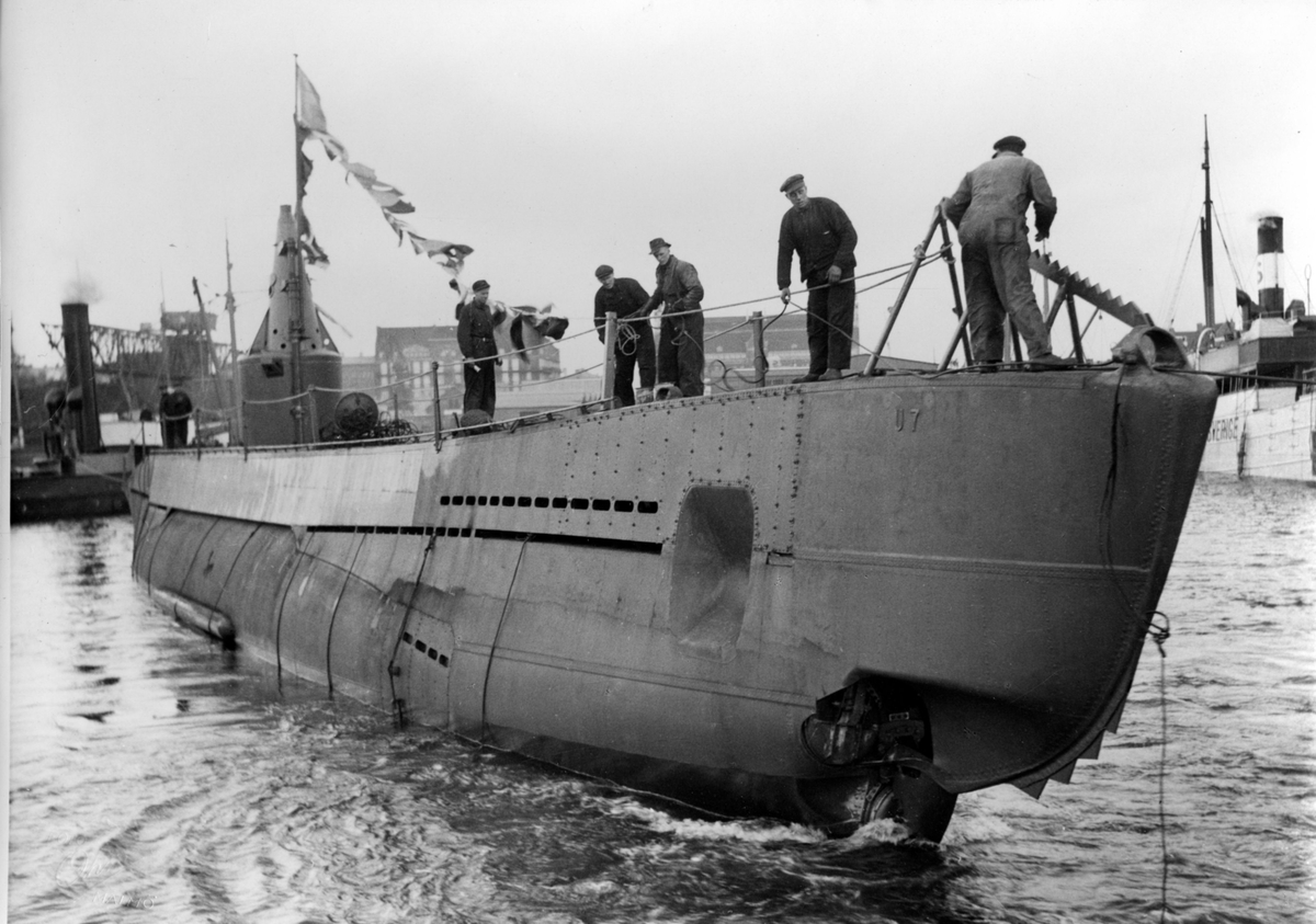 Sjösättninga av ubåten U7, 25 november 1943