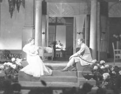 scene fra skuespill, skuespillere, scenografi