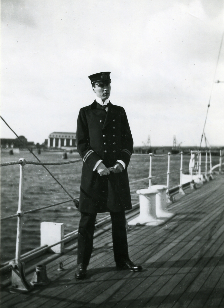 Pansarkryssaren Fylgia under rekrytövningarna 1912.
Fartygsläkaren A.Y. Lindblad ombord.