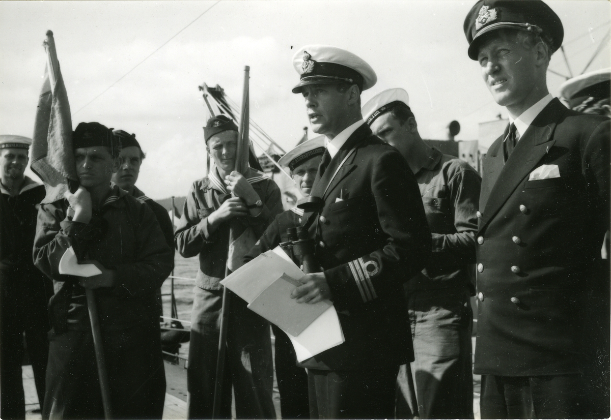 En kapten ger instruktioner ombord på pansarskeppet Manligheten.