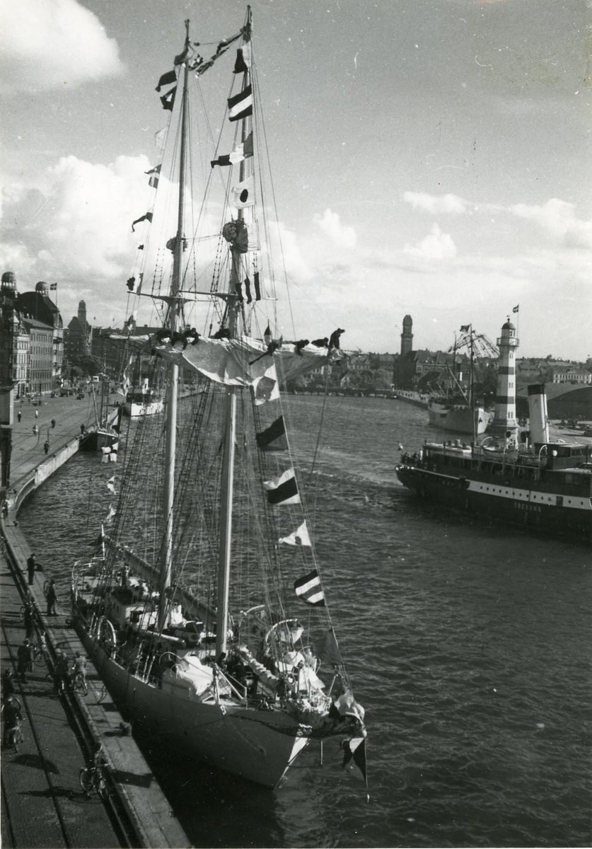 Övningsfartyget Gladan tillh. Kungl. flottan på besök i Malmö i början av 1950-talet.