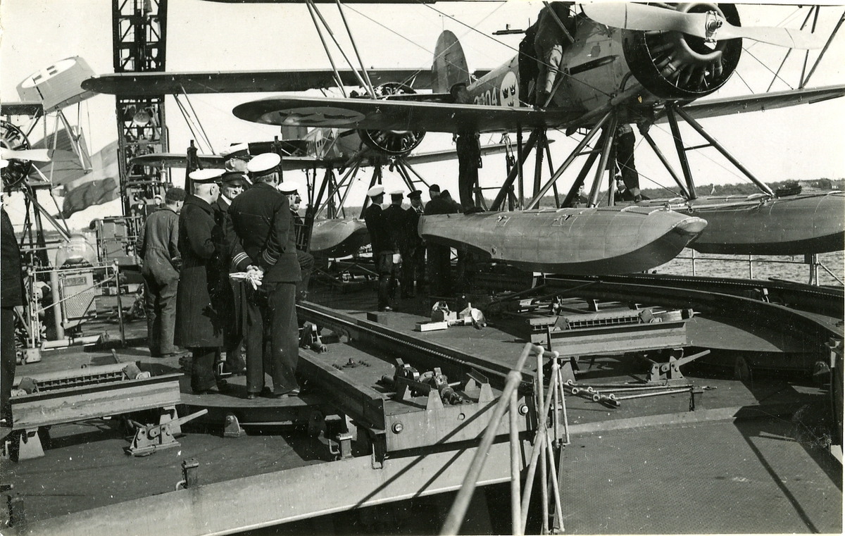 Sannolikt taget vid prov med fartygets katapulter omkr 1935.