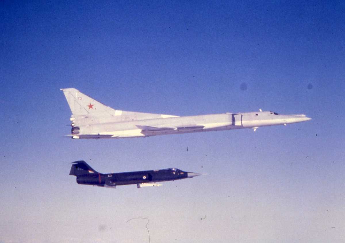 Øverst sees et russisk fly av typen Backfire B med nr. 73 og nederst sees en CF-104G Starfighter, sannsynligvis med nr. 730.
