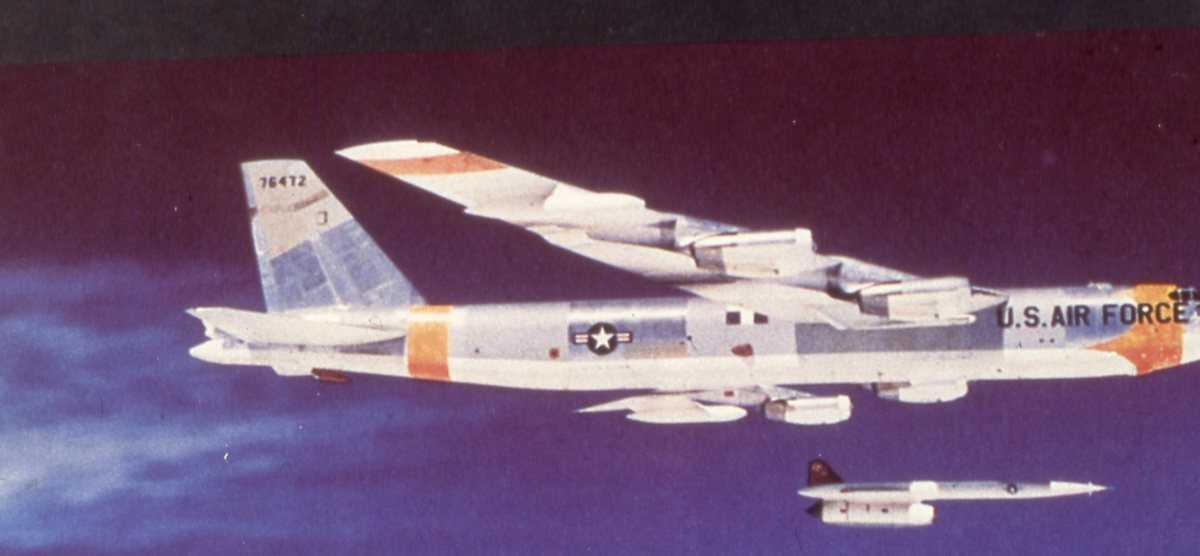 Amerikansk fly av typen B-52 Stratofortress med nr. 76472.