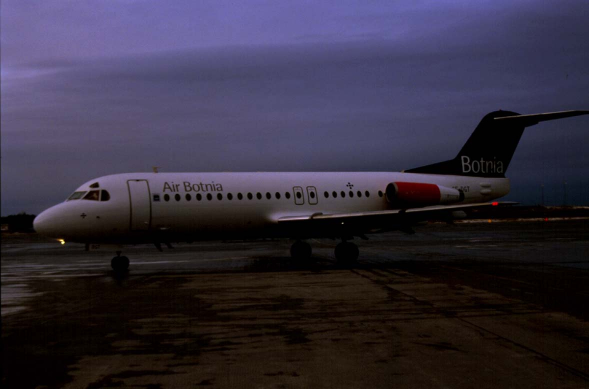 Lufthavn, 1 fly på bakken, 1 Fokker F 28-4000 Fellowship SE-DGT "Tola Viking" fra Air Botnia, sett fra siden.