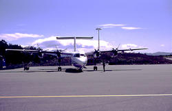 Lufthavn, ett fly på bakken, De Havilland Canada DHC-7-102, 