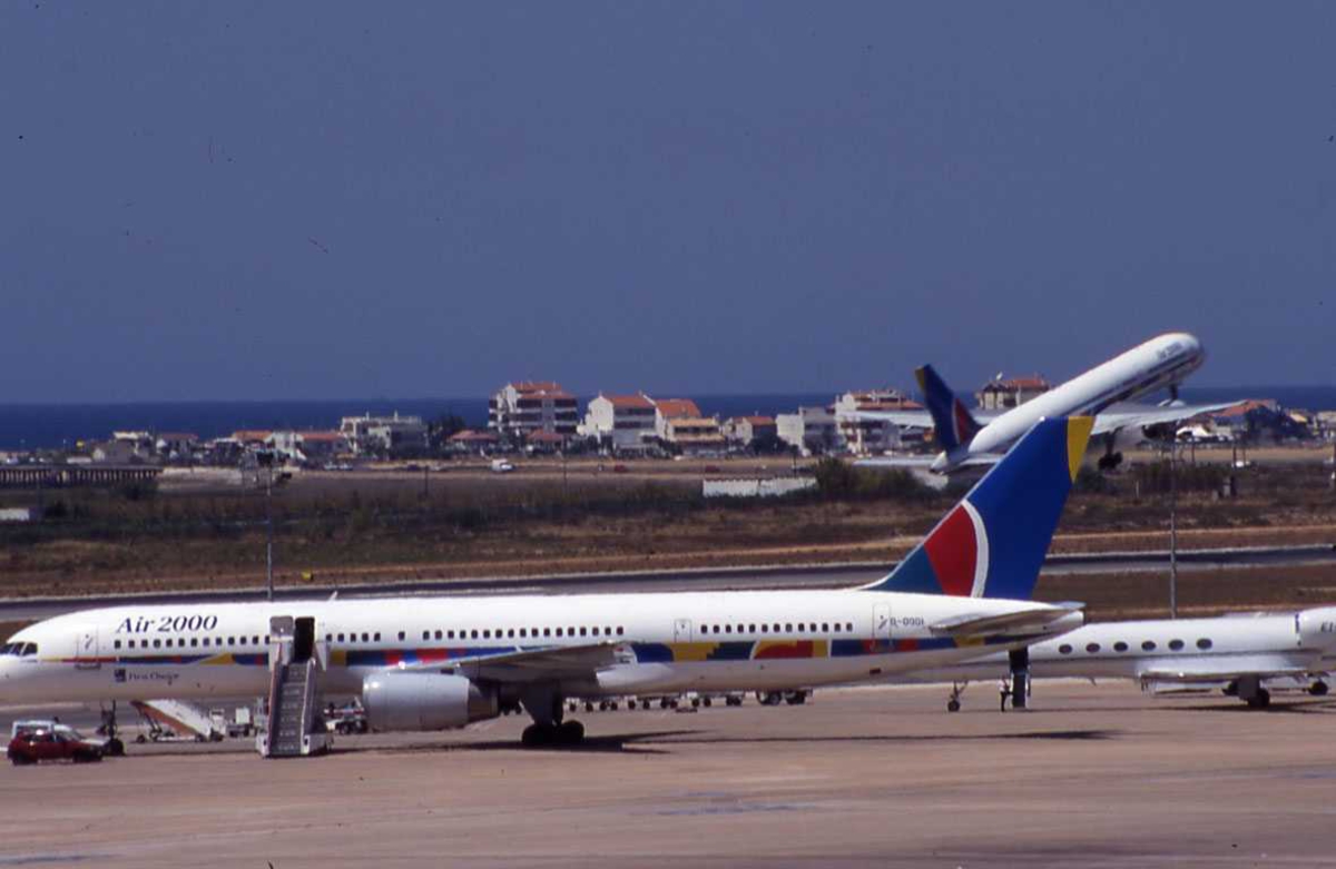 Ett fly på bakken, Boeing 757-2YO(ER) G-OOOU Fra Air 2000 FAO Faro, Portugal.